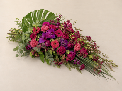 Jerbă funerară fuchsia și purpurie | Buchet de condoleanțe elegant online