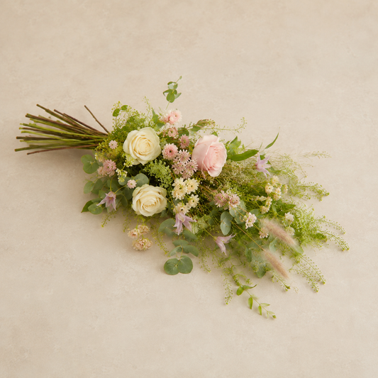Jerbă funerară trandafirie și crem | Buchet de condoleanțe elegant, online