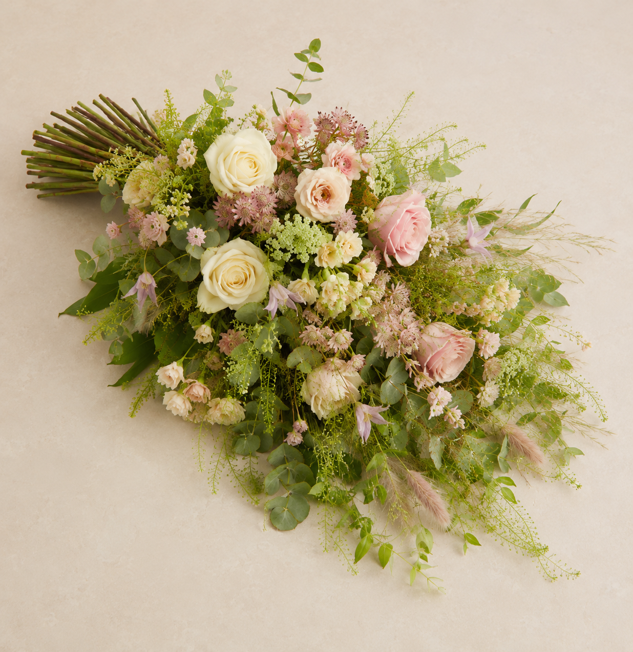 Jerbă funerară trandafirie și crem | Buchet de condoleanțe elegant, online