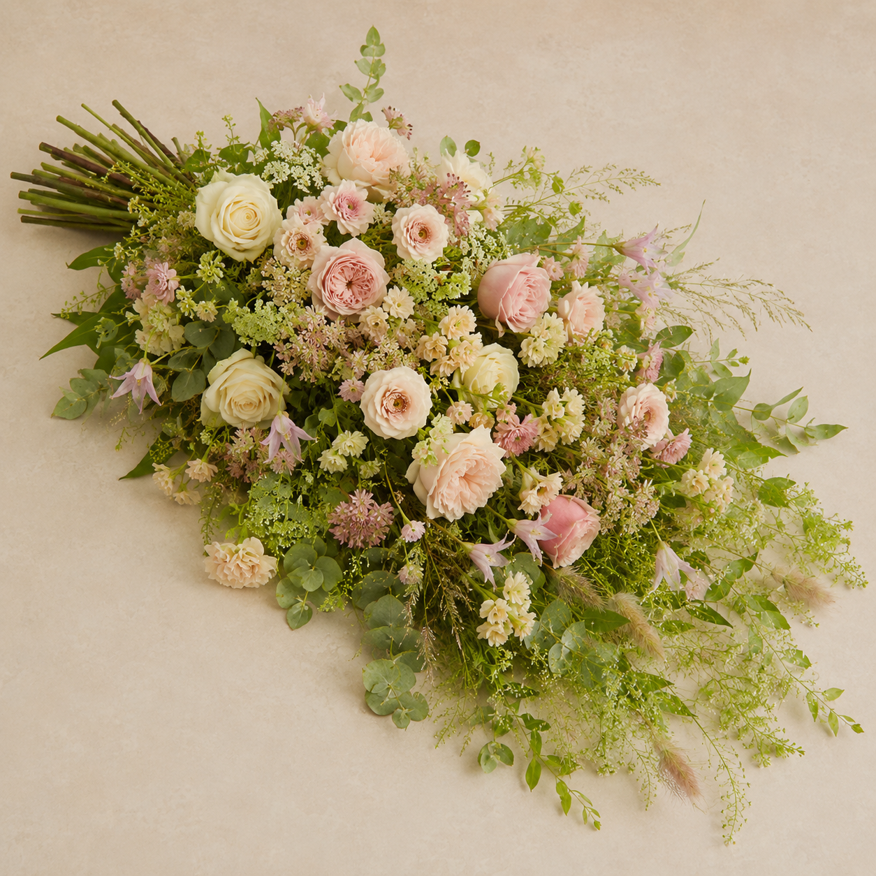 Jerbă funerară trandafirie și crem | Buchet de condoleanțe elegant, online