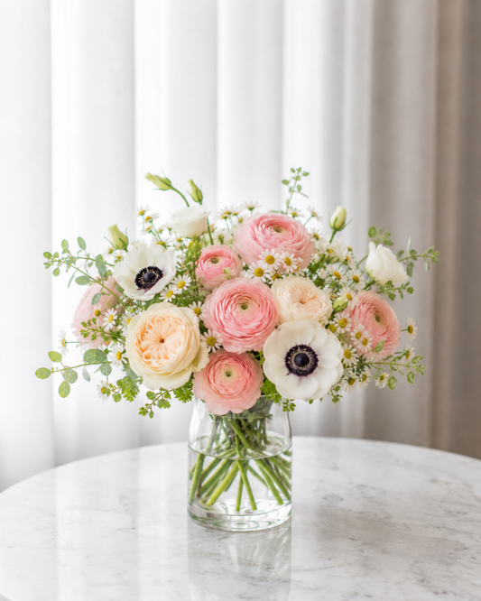 Light Bouquet – Florist’s Choice | Soft Seasonal Flowers